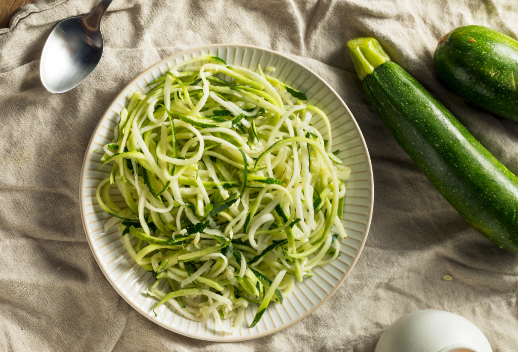 Nagyon hasznosak lehetnek a kánikulában azok az alapanyagok, melyek nagy víztartalommal bírnak, például a cukkini