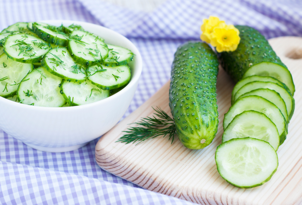 A nyár egyik slágerét, az uborkasalátát is feldobhatjuk, amihez nem is kell órákat állnunk a meleg konyhában