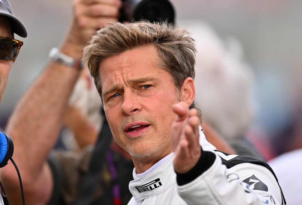 Ahhoz, hogy ez a frizura így mutasson egy 59 éves férfin, Brad Pittnek kell lenni