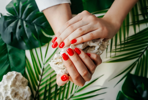 Olasz manikűr hosszabb köröm körömlakkozással