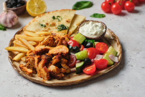 Készíts gyros tálat házilag, görög salátával és fetás mártogatóssal - recept!