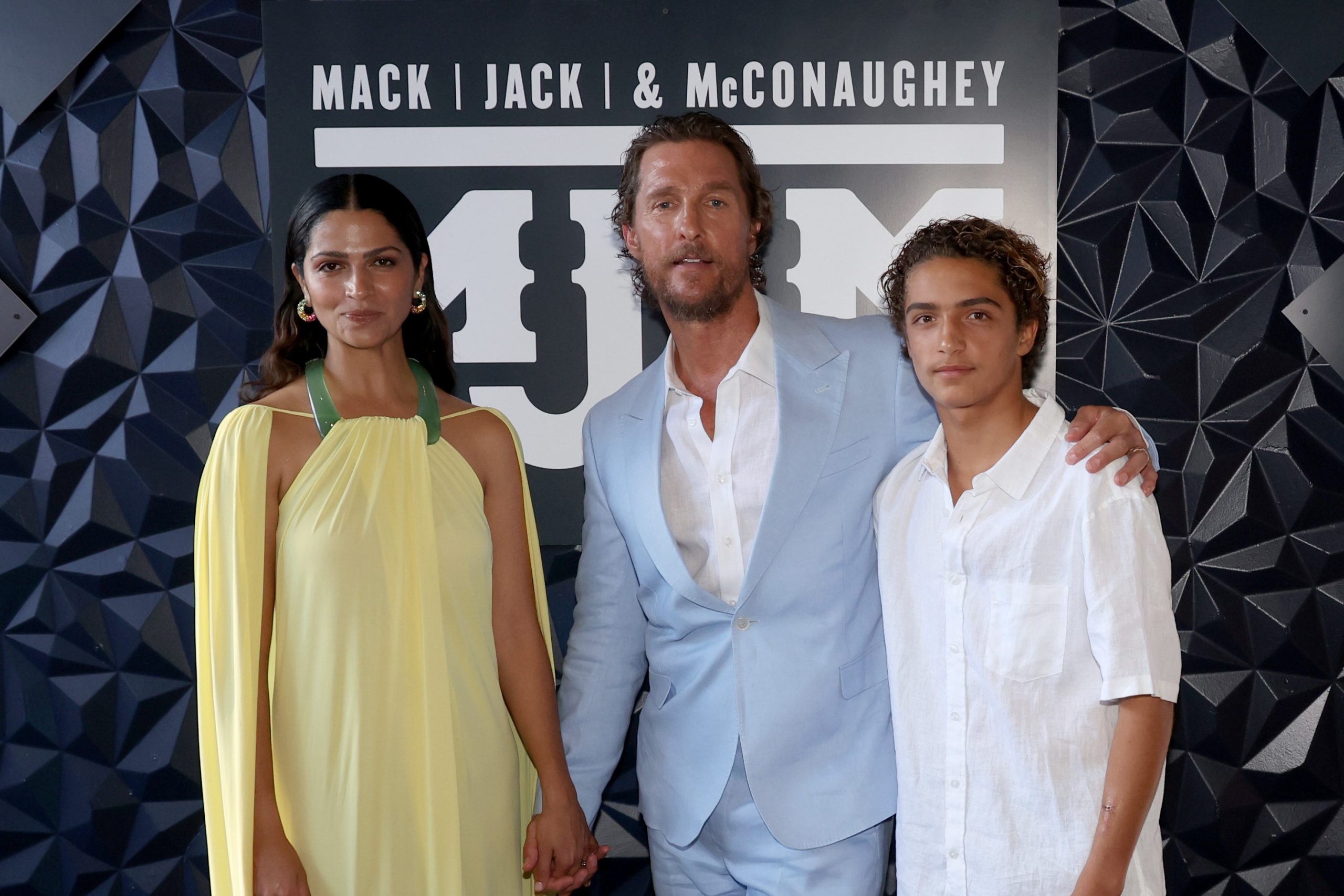 Matthew McConaughey feleségével, Camilával és Levivel