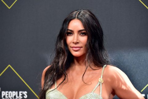 Kim Kardashian frufru vágatott, és borzalmasan áll neki