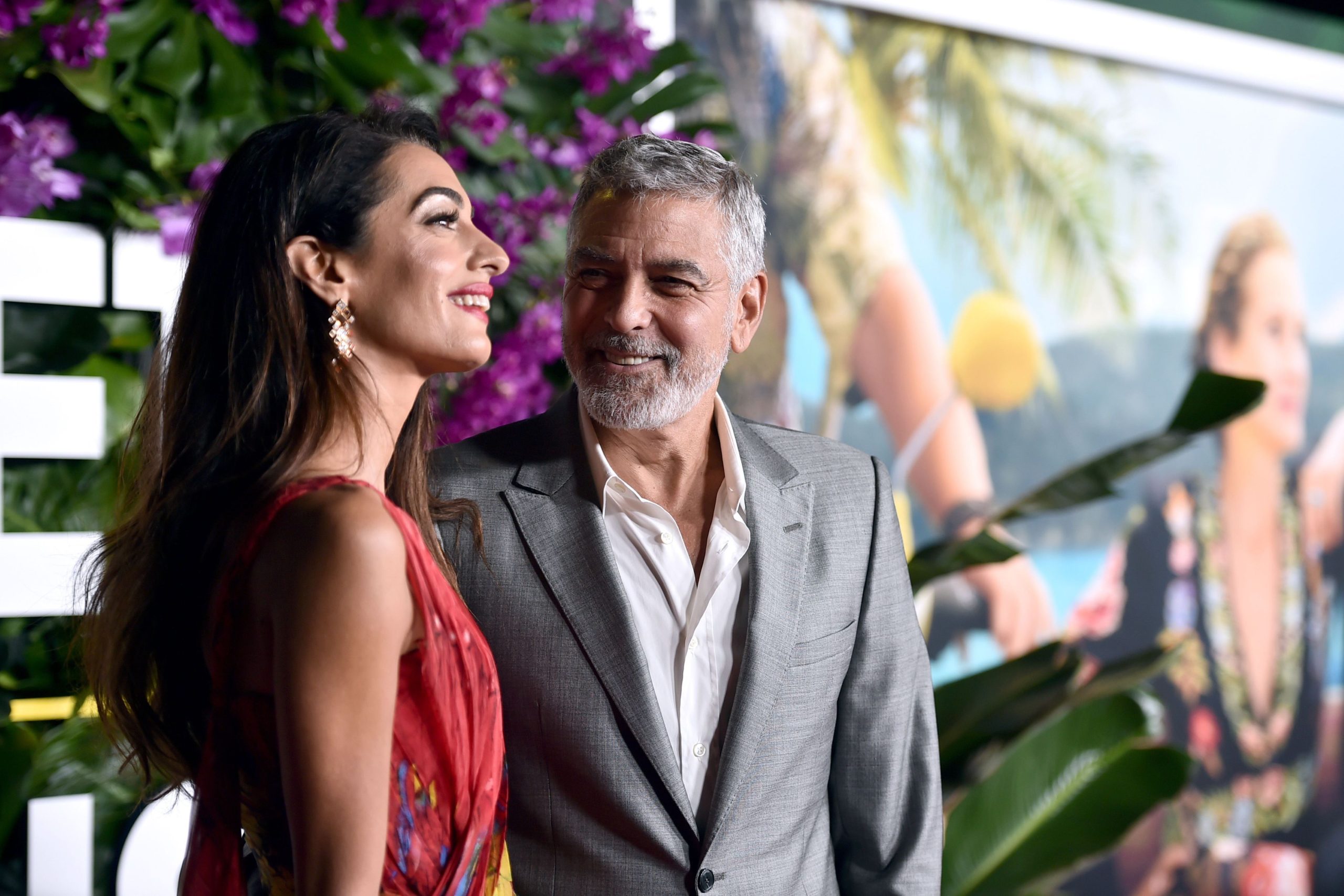 George és Amal Clooney megérkeztek a Velencei Filmfesztiválra, méghozzá elég stílusosan