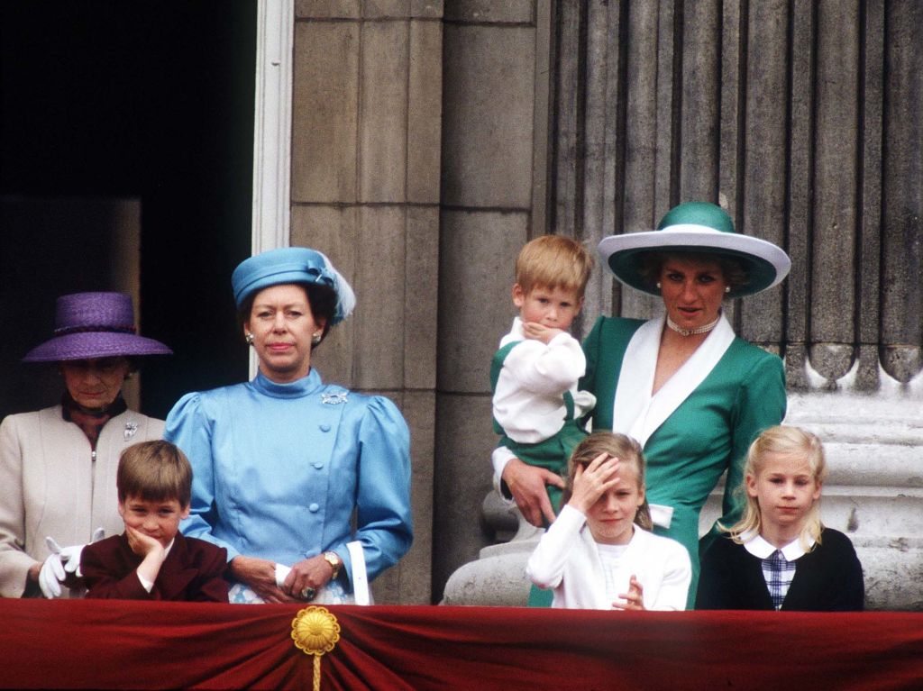 Vicces fotók a királyi család tagjairól, miközben halálra unják magukat a hivatalos eseményeken