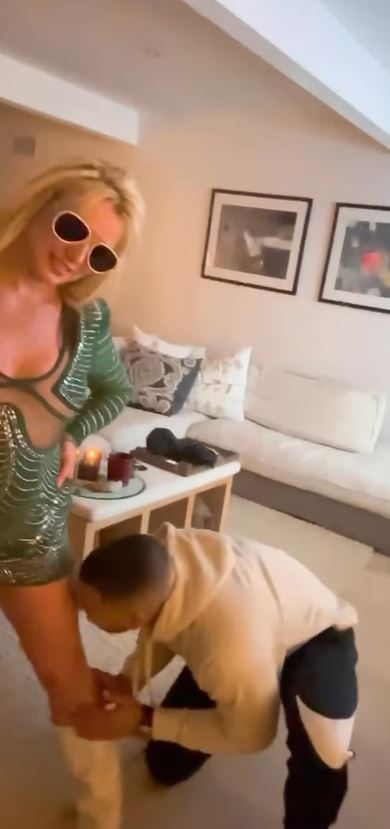 Britney Spears lábát egy férfi nyalja