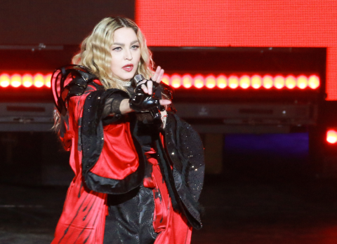 Madonna piros ruhában