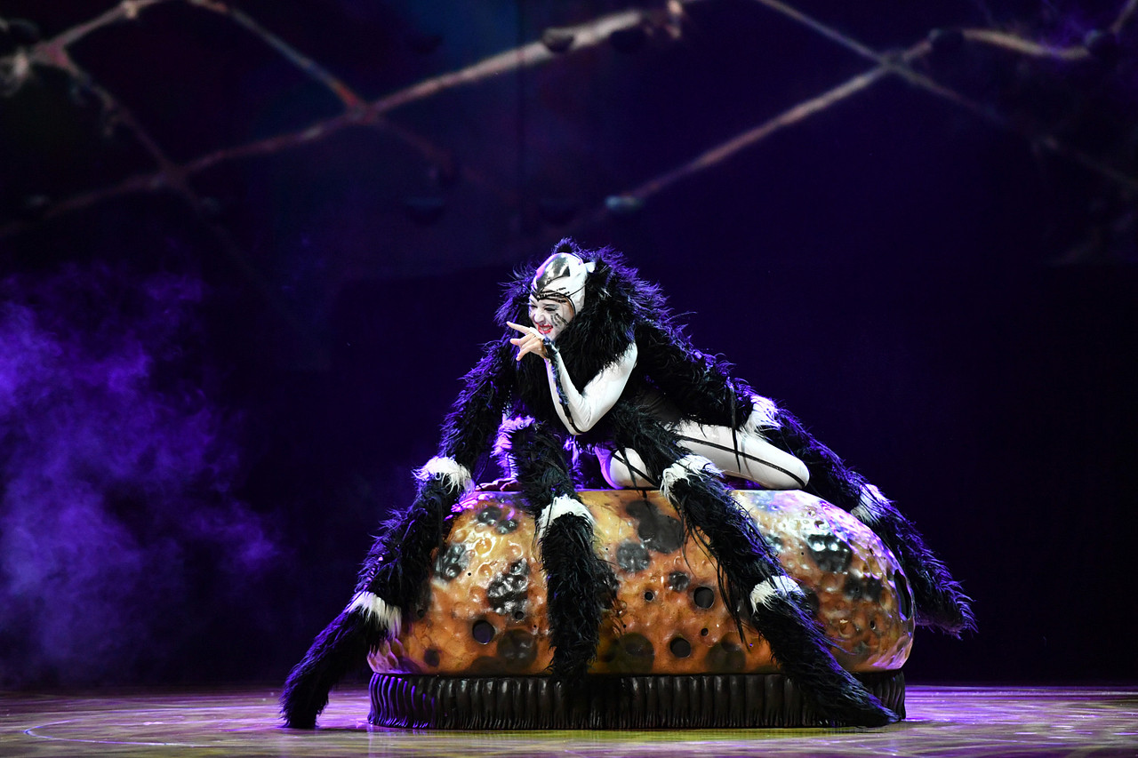 A nyüzzzsgő Cirque du Soleil show ismét Budapestre érkezik