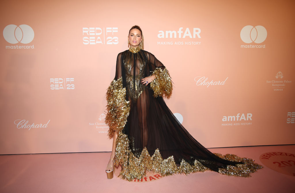 Kate Beckinsale szó szerint ragyogott az amfAR gála vörös szőnyegén