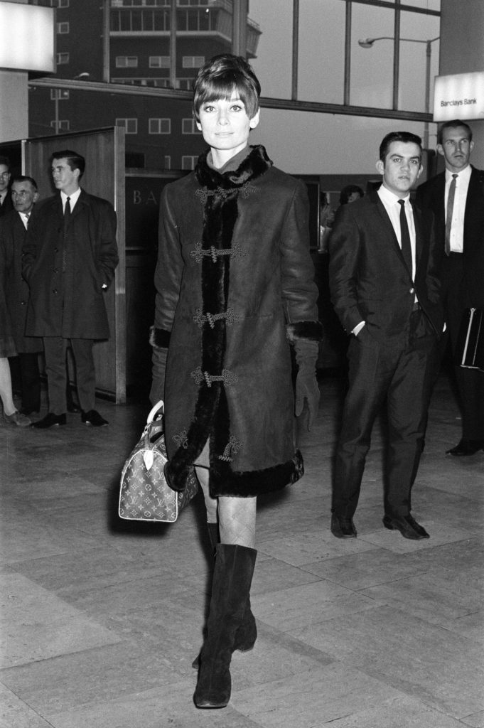 Audrey Hepburn, kezében a Louis Vuitton különleges luxustáskájával