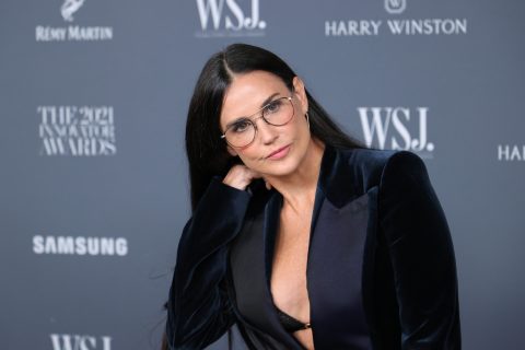 Demi Moore egy falatnyi szexi bikiniben pancsolt a vízesés alatt