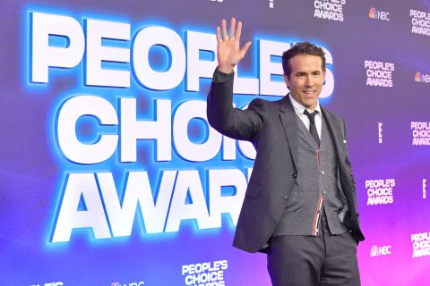 Ryan Reynolds sosem volt még ilyen sármos: szakállat növesztett egy díjátadóra