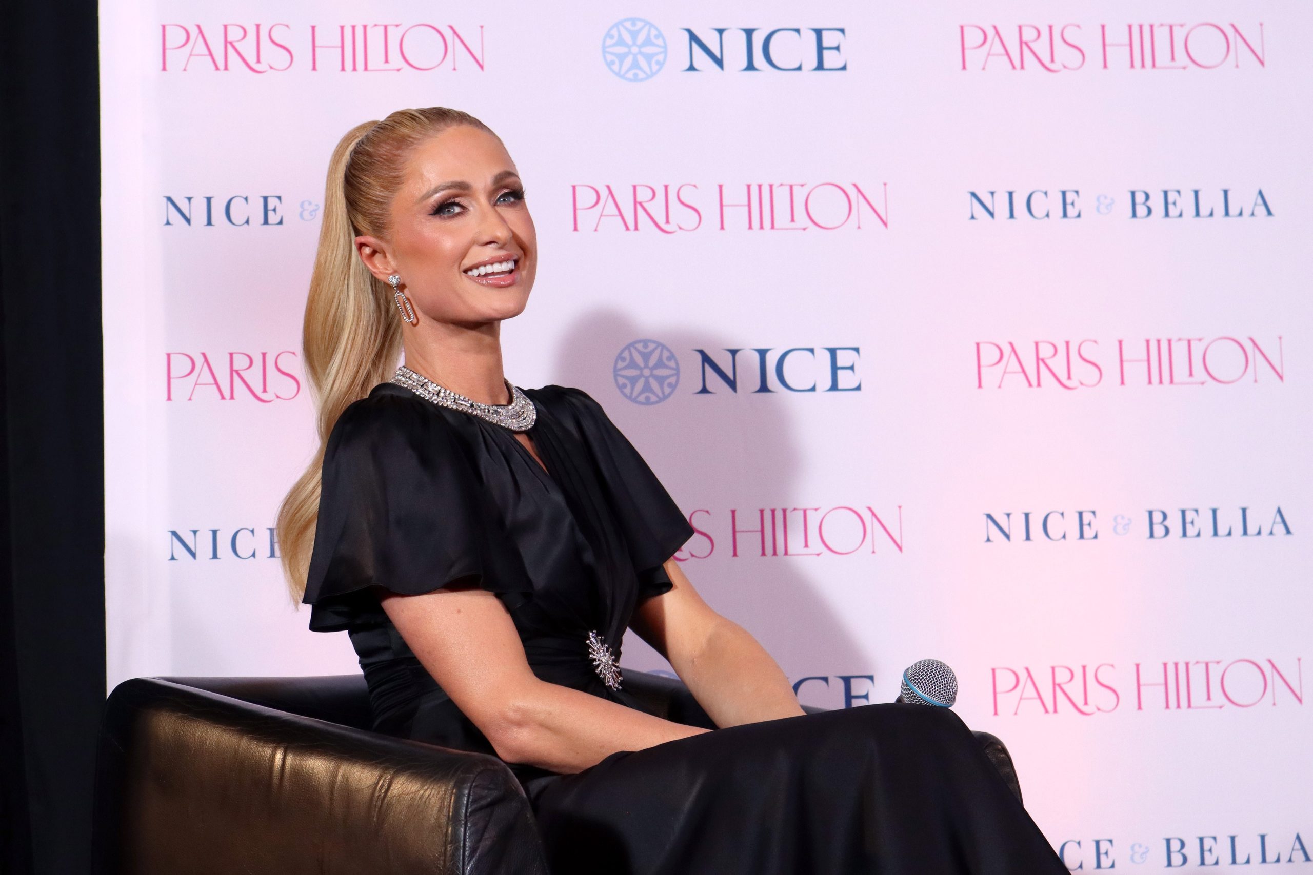 Paris Hilton keményen visszavágott a fia külsejét gyalázó trolloknak