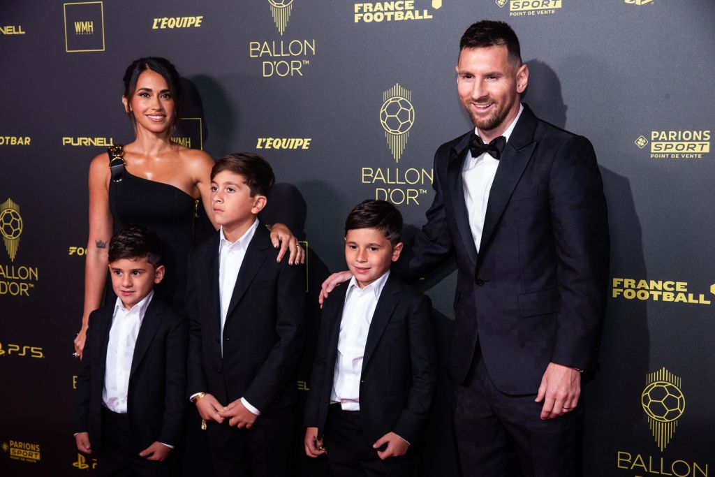 Büszkén mosolygott a vörös szőnyegen az öttagú Messi-család.