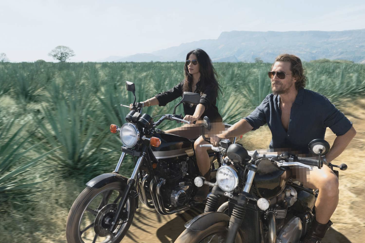 Matthew McConaughey és felesége nadrág nélkül élvezik a motorozást. (Fotó:PANTALONES ORGANIC TEQUILA/YOUTUBE)