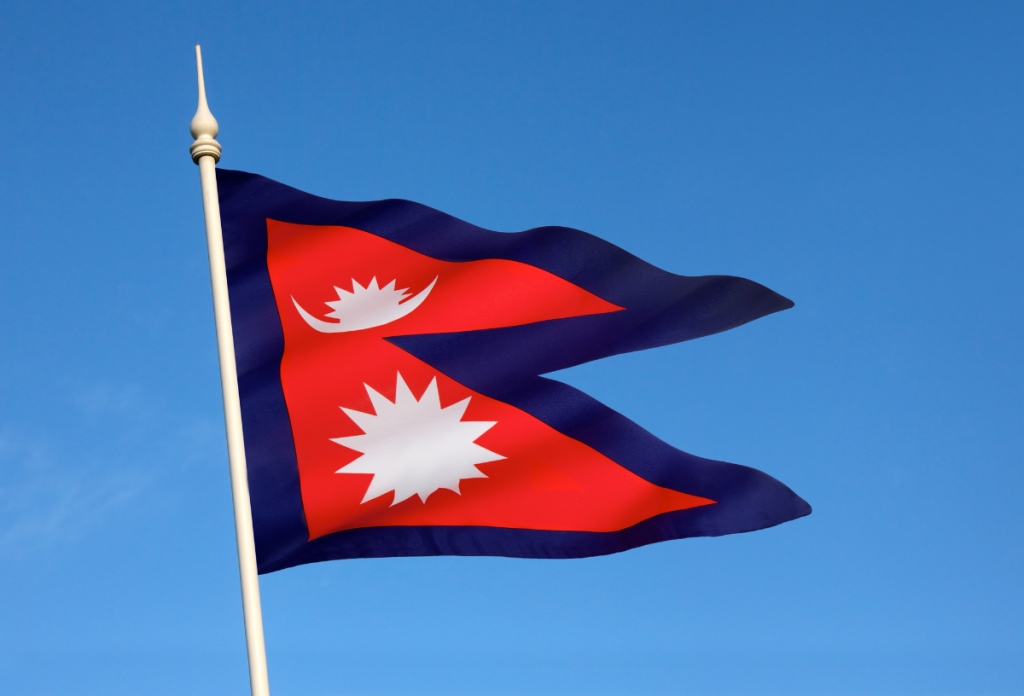 Bár a földrajzi kvízben ez a kérdés nem szerepel, de Nepál zászlaja az egyetlen a világon, ami nem négyszögletes alakú