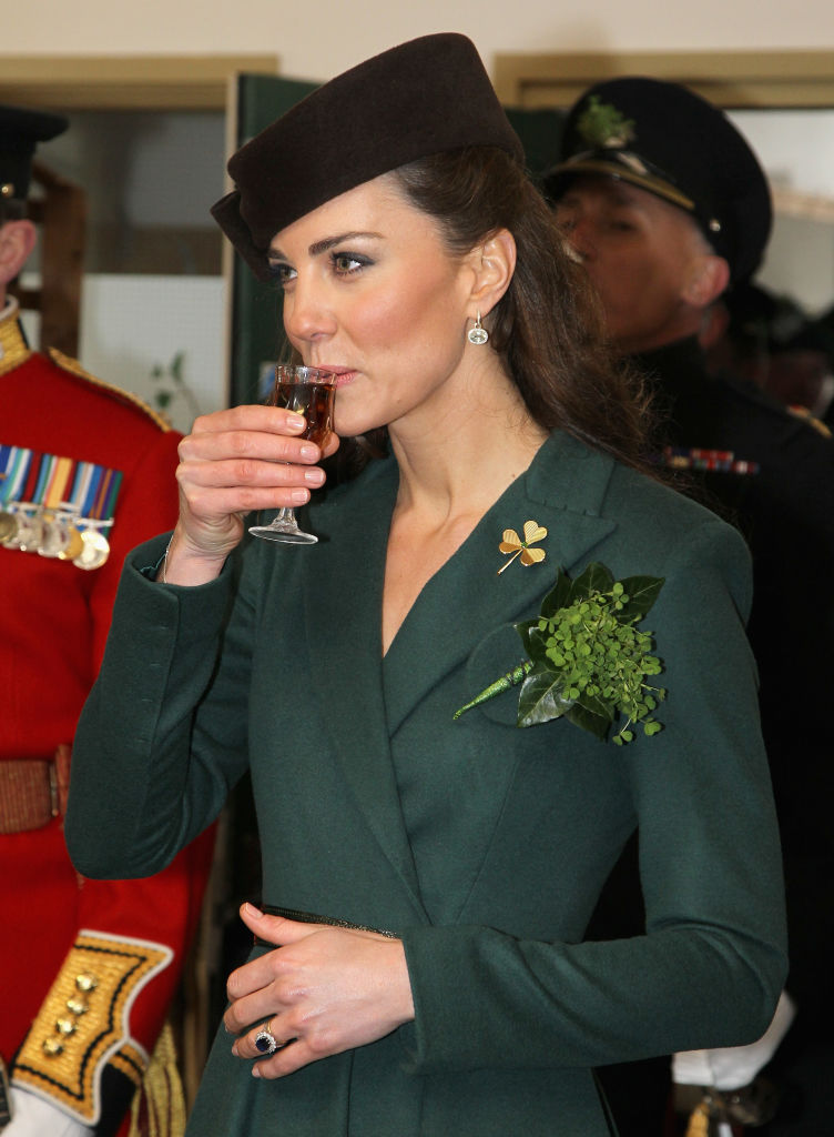 Katalin walesi hercegné éppen egy pohárka sherryt kortyol