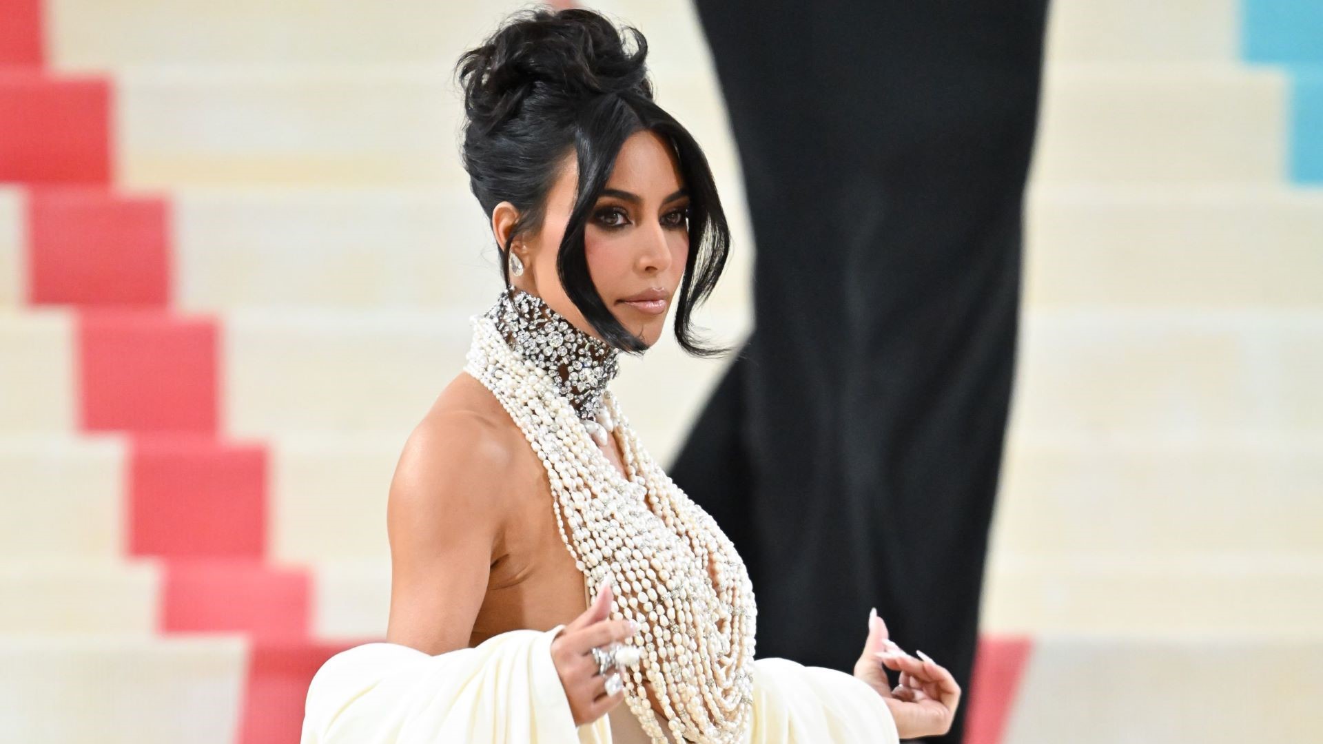Kim Kardashian valójában mindenkit átver a mellbimbós melltartójával