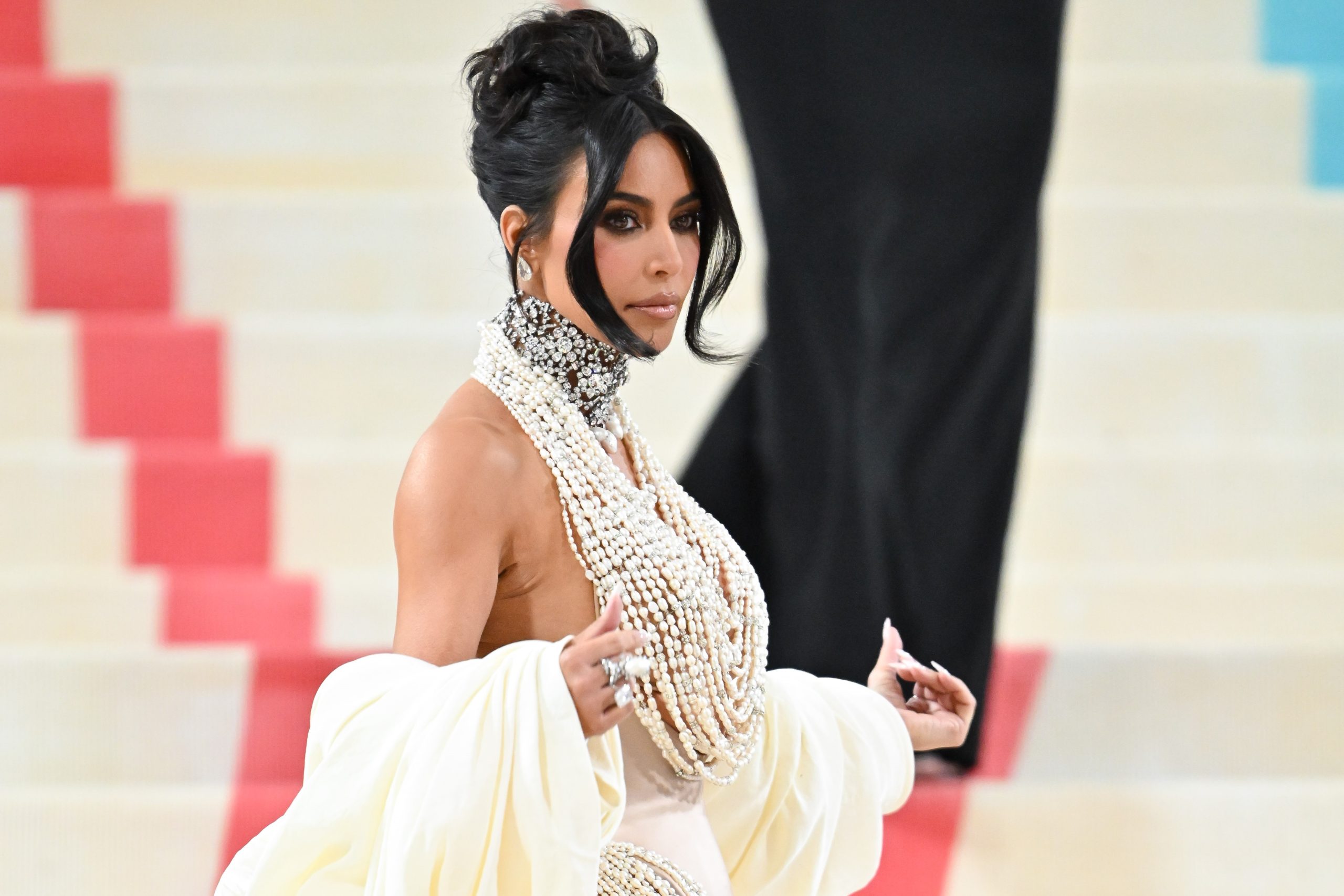 Kim Kardashian valójában mindenkit átver a mellbimbós melltartójával