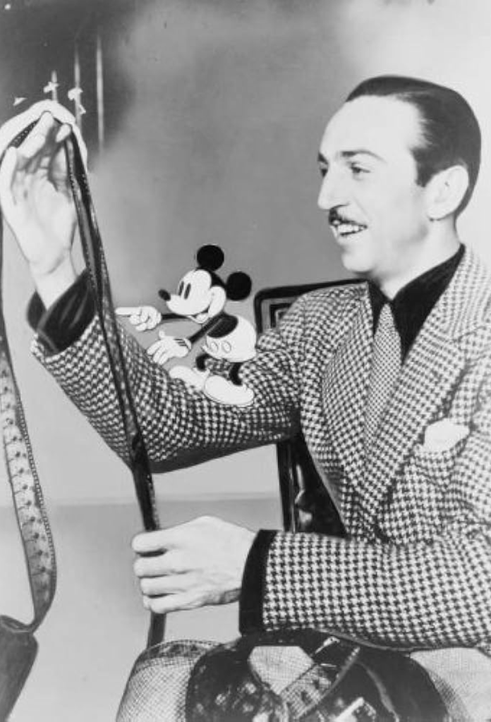 Walt Disney Mickey egérrel, akit eredetileg Mortimernek hívtak és gonosz volt