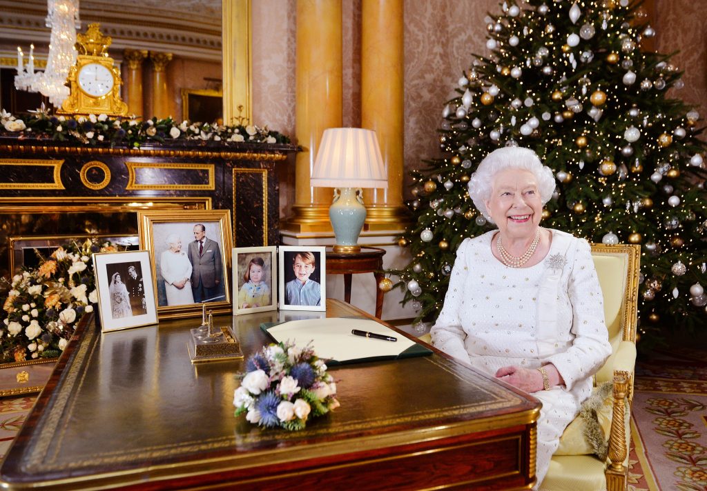 Az angol királyi család különös ünnepi szokásai