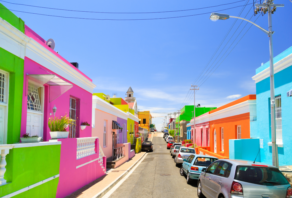 Dél-Afrikának három fővárosa is van, a képen Fokváros egyik színes utcája