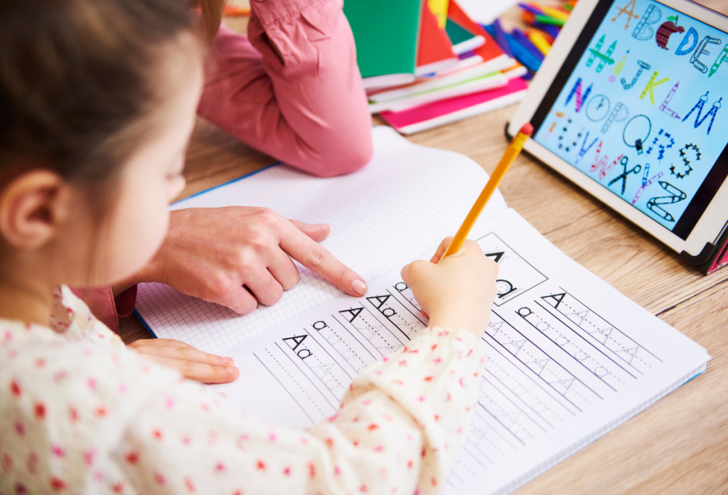 A házi feladat miatti vitákat szülő-gyerek között elkerülhetjük, ha nem mi akarjuk megírni a gyerek házi feladatát