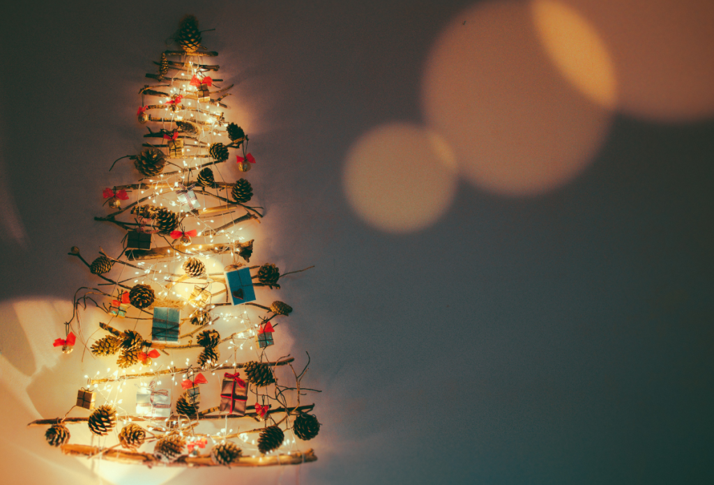 Kis lakásokba remek megoldás a minimalista karácsonyfa a falon