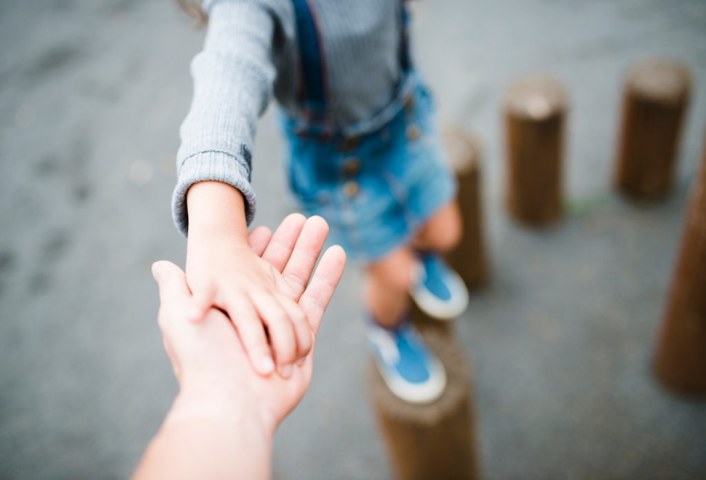 A szülő-gyerek kapcsolatot önkéntelenül elkövetetett hibákkal tehetjük tönkre, ha nem vagyunk tudatosak a gyereknevelésben