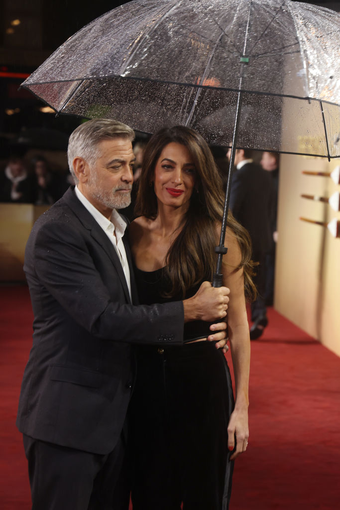 George Clooney egy lovagias tettel védte meg feleségét a vörös szőnyegen