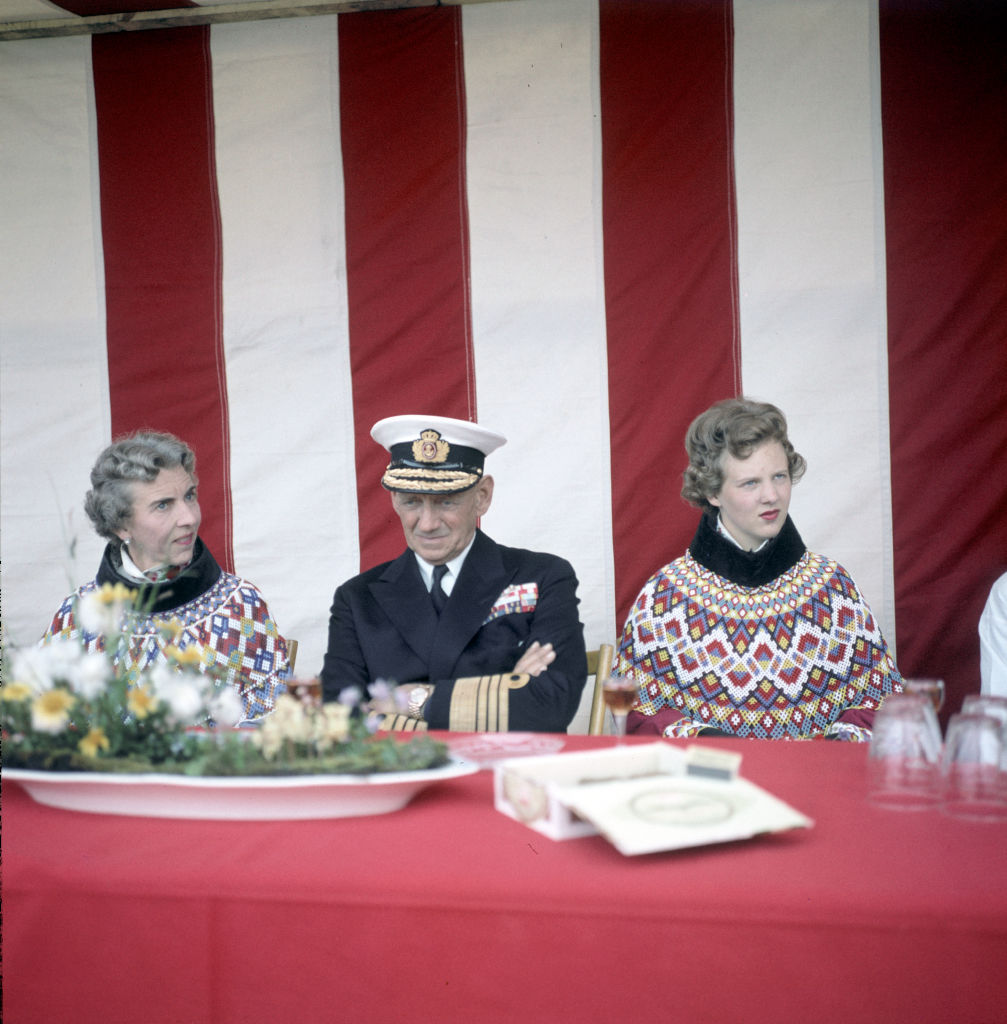 IX. Frigyes dán király (1899-1972) egyenruhában feleségével, Ingrid dán királynővel (1910-2000) és lányukkal, Margit koronahercegnővel Grönlandon, 1960-ban. (Fotó: Keystone/Getty Images)