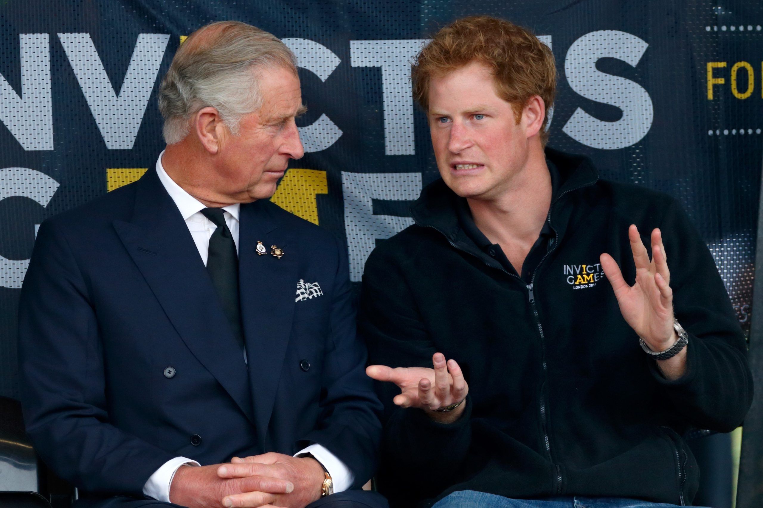 Károly király és Harry herceg igyekszenek megoldani konfliktusukat a rák diagnózis árnyékában