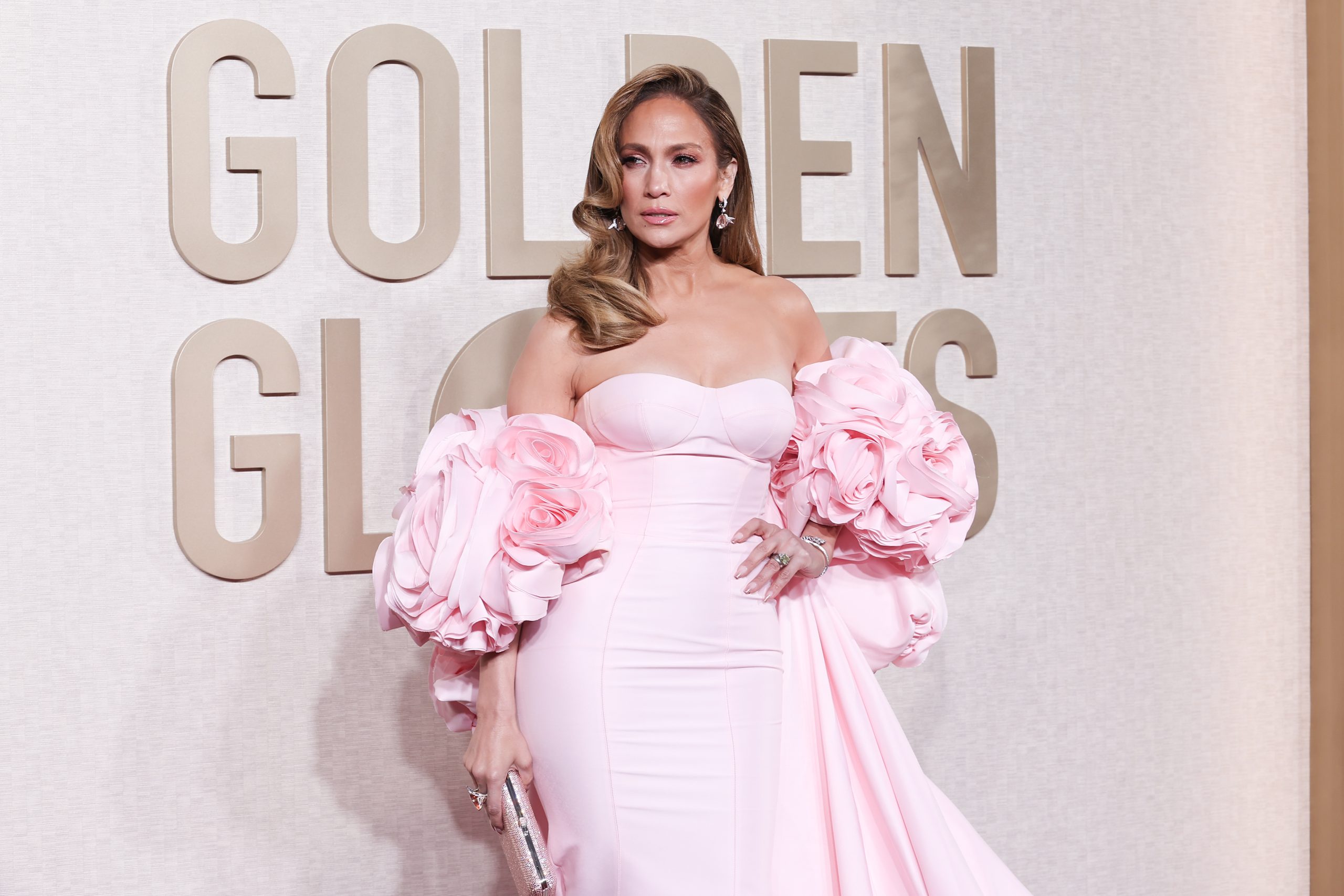 Jennifer Lopez pucér menyasszonyi ruhában énekelte meg tönkrement házasságait