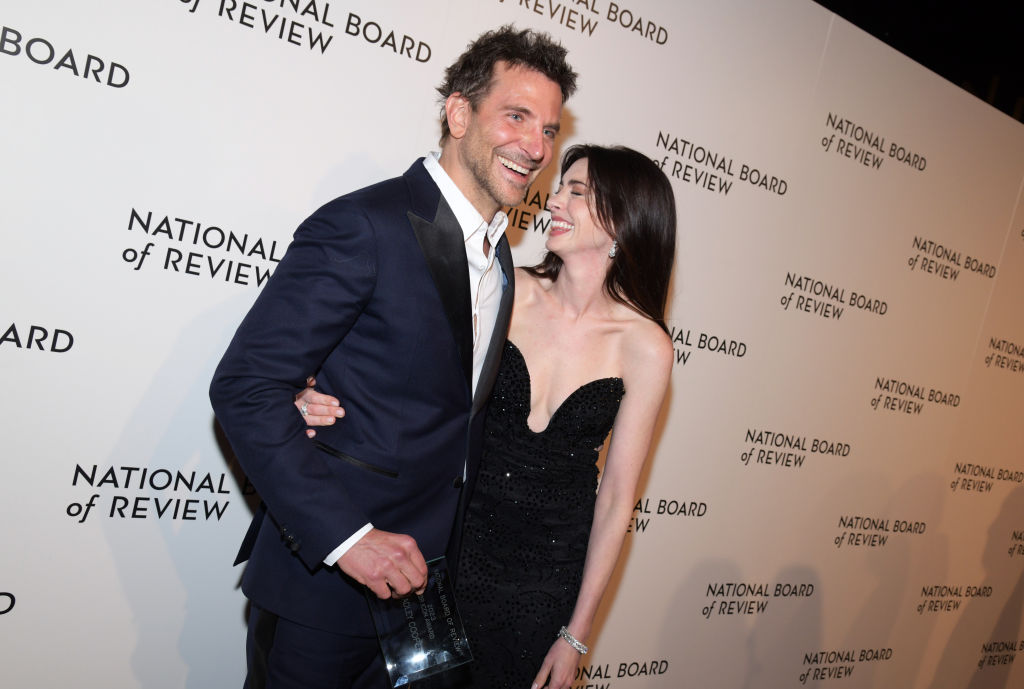 Anne Hathaway valósággal ragyogott Bradley Cooper oldalán a vörös szőnyegen