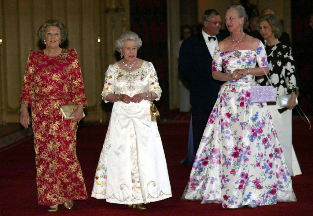 II. Erzsébet királynő két oldalán Beatrix holland királynő és Margit dán királynő az európai koronás fők aranyjubileumi vacsoráján, 2002-ben. Tizenöt európai királyi családtag csatlakozott a tizenöt brit királyi családtaghoz a windsori kastélyban a jubileumi vacsora alkalmából. (Fotó: PA Images via Getty Images)