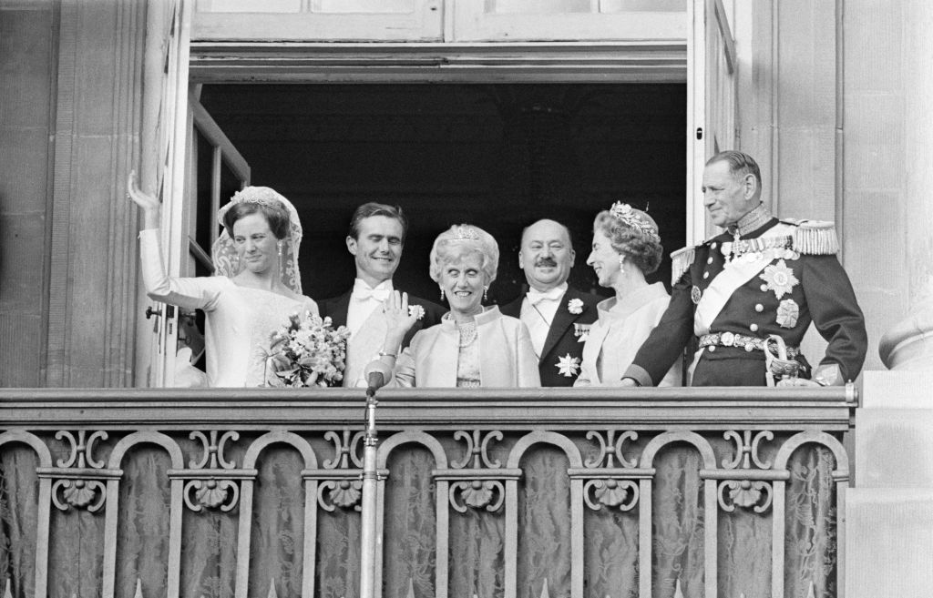 Margit hercegnő (később II. Margit dán hercegnő) és Henri de Laborde de Monpezat francia diplomata esküvője Koppenhágában, 1967. június 10-én. Velük az erkélyen a menyasszony szülei, IX. Frigyes király (jobbra) és Ingrid királyné. (Fotó: David Cairns/Express/Getty Images)