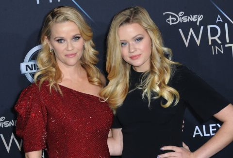 Reese Witherspoon és Ava Philippe a párizsi divathéten