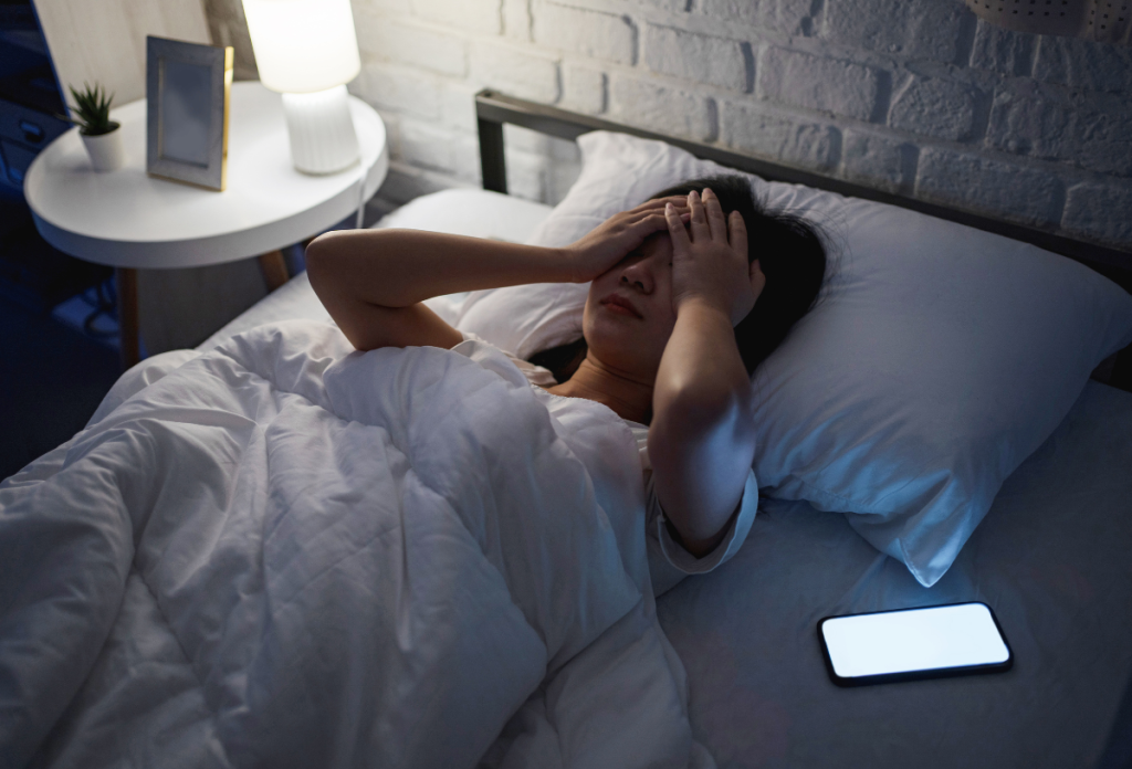 Megzavarhatja az alvásunkat az ágyban éjszakára magunk mellett hagyott mobiltelefon