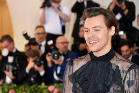 Harry Styles fekete csipkés felsőben a 2019-es MET-gálán