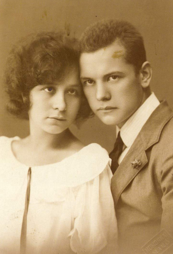 József Attila fiatalabb nővérével, Etelkával