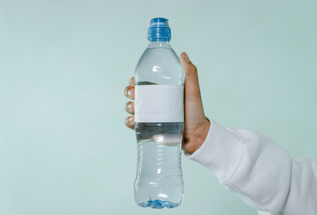 Mikroműanyag ásványvizes palack