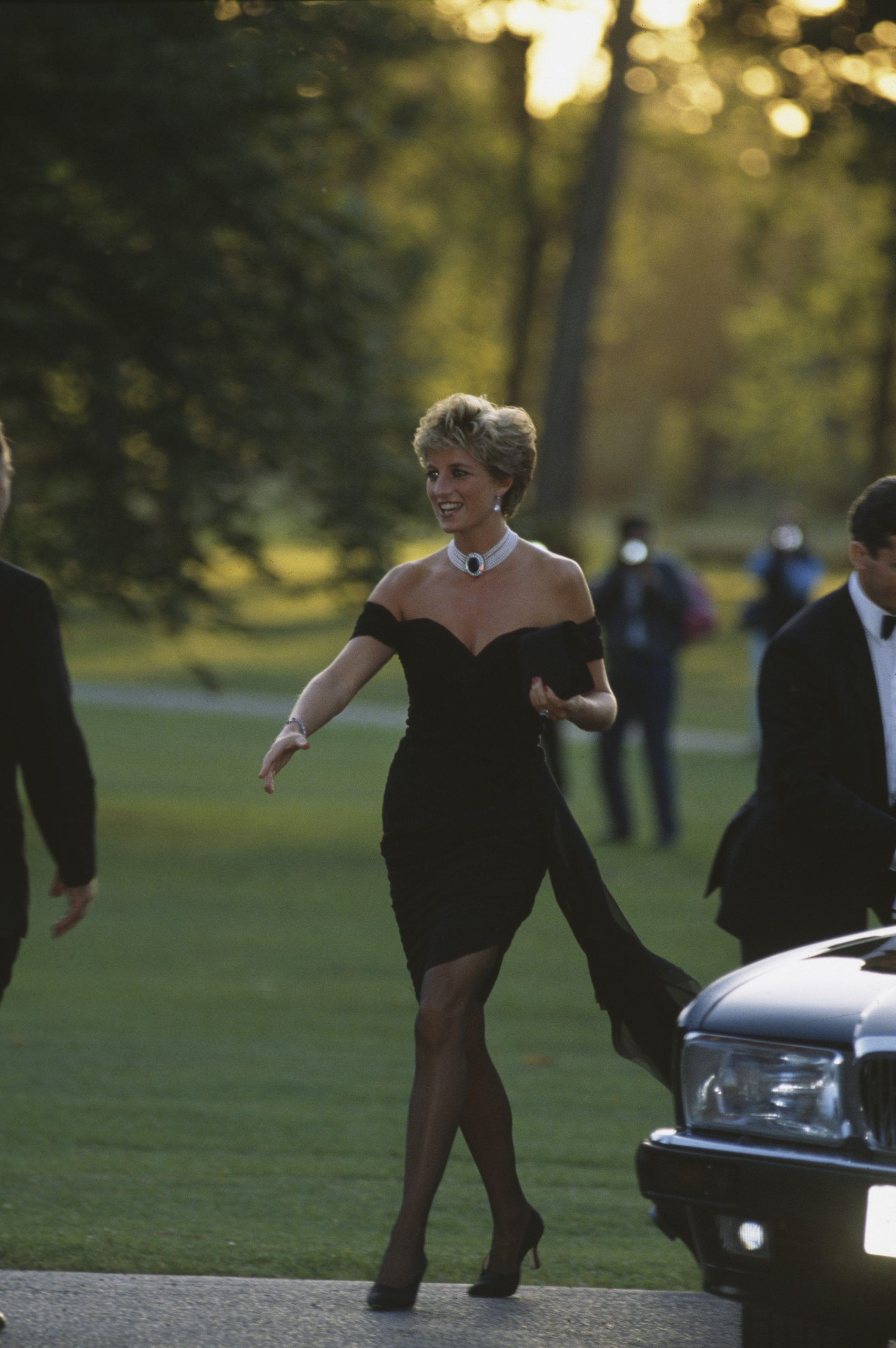 Diana hercegné fekete Christina Stambolian haute couture ruhában mutatkozik 1994-ben