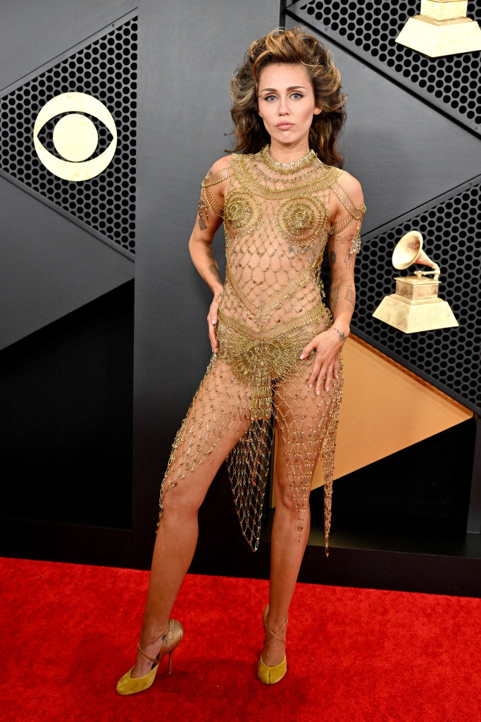 A 2024-es Grammy vörös szőnyegén Miley Cyrus is merész ruhában pózolt
