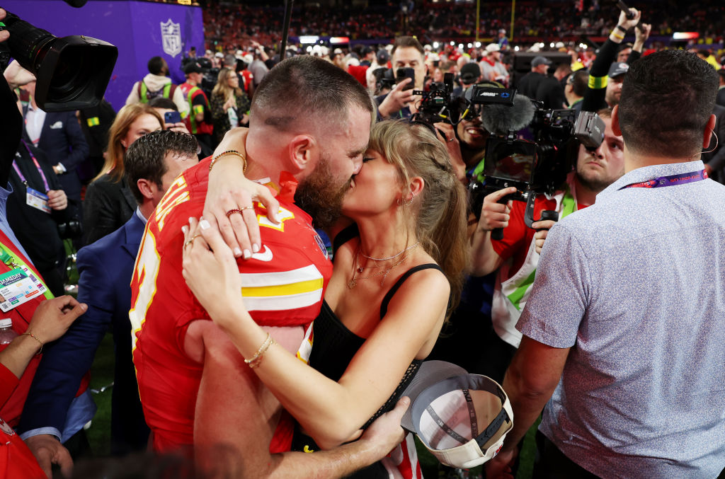 Taylor Swift egy óriási csókokal köszöntötte Travis Kelce-t, miután a Kansas City Chiefs megnyerte a 2024-es Super Bowlt.