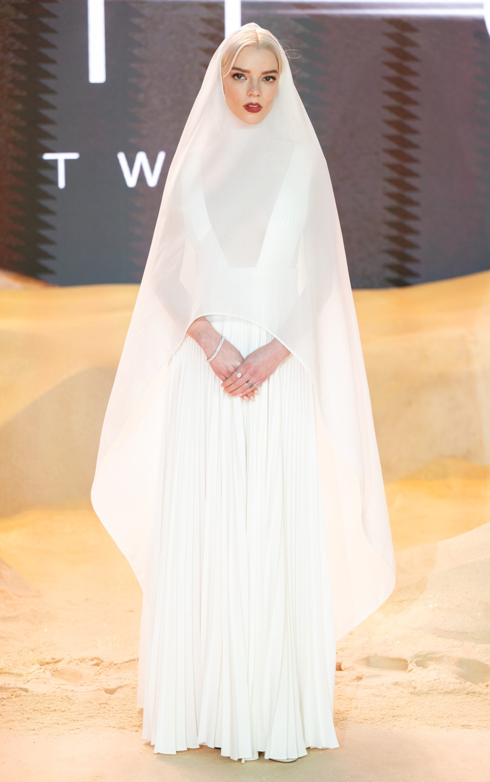 Anna Taylor-Joy Dior ruhája a Dűne sajtókörútján
