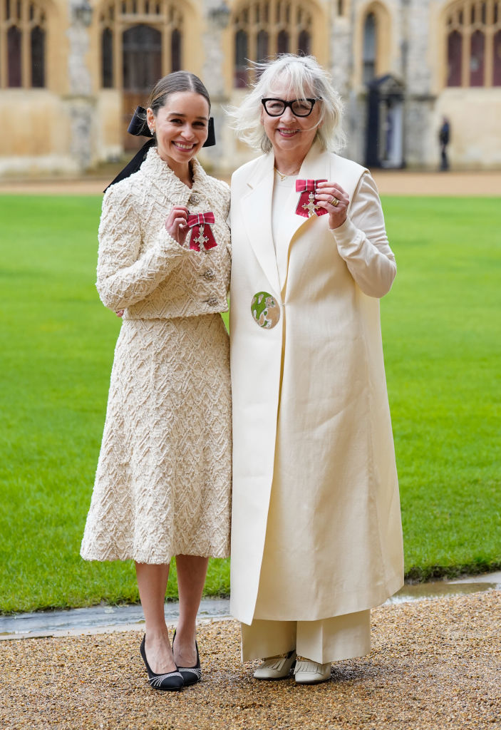 Emilia Clarke és édesanyja kitüntetést kaptak Vilmos hercegtől