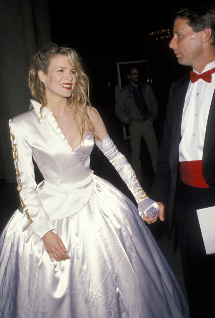 Kim Basinger egy furcsa fehér ruhát viselt a 62. Oscar-gálán