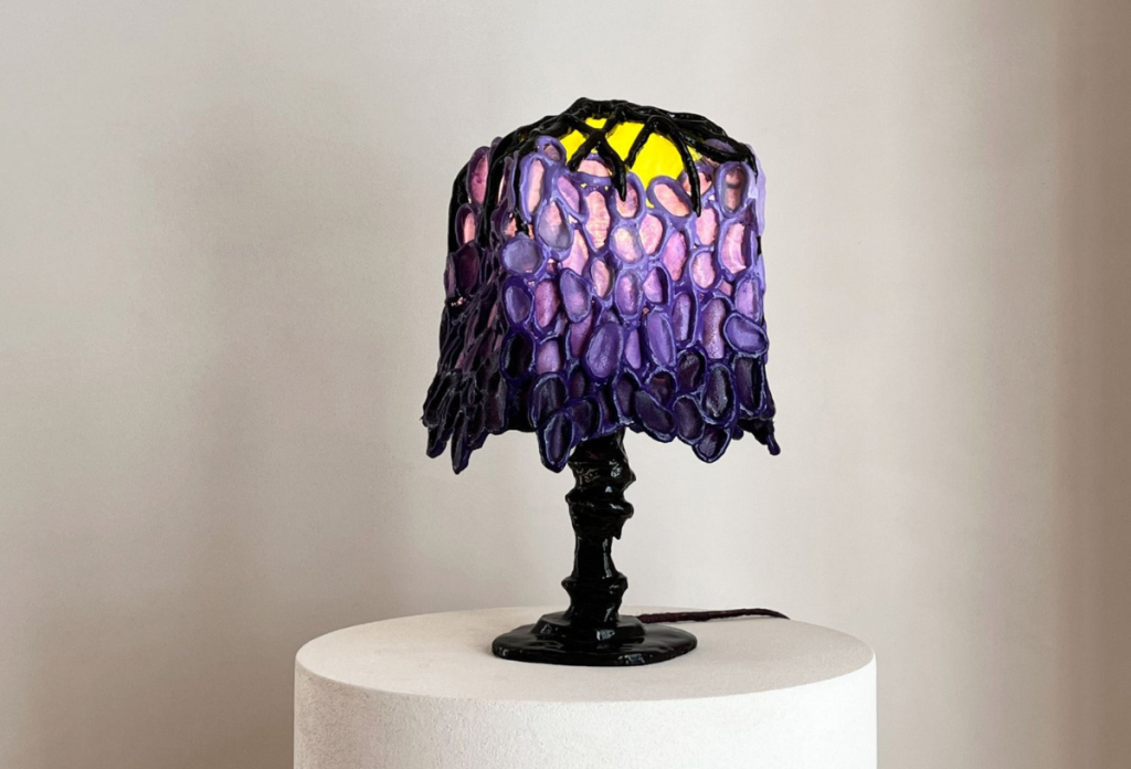 A lilaakác a klasszikus Tiffany lámpát idézi