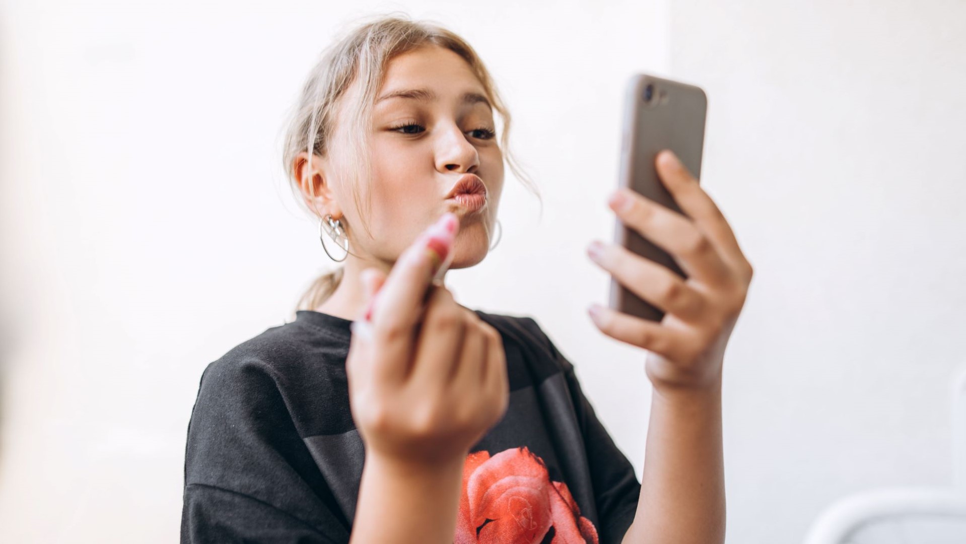A TikTok új beauty influencerei tízéves gyerekek - De valóban olyan aranyosak?