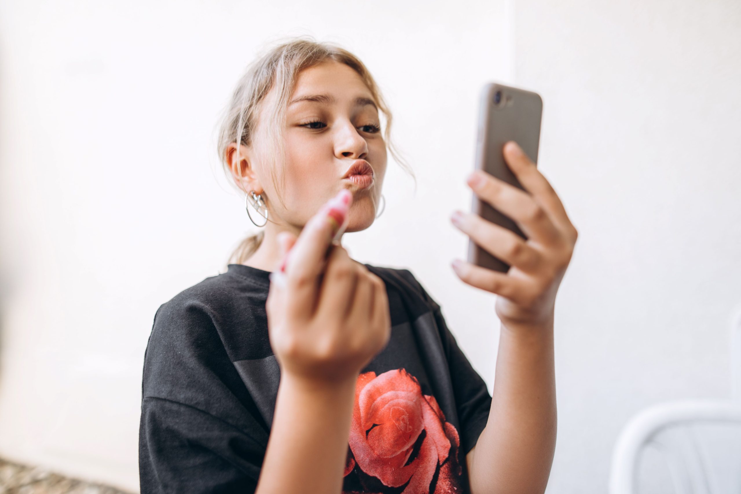 A TikTok új beauty influencerei tízéves gyerekek - De valóban olyan aranyosak?